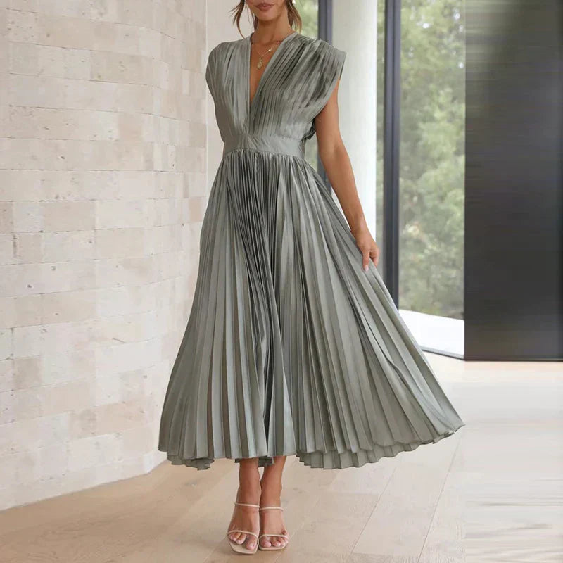 Ashleigh - Maxi Dress with V-Neck and Pleats